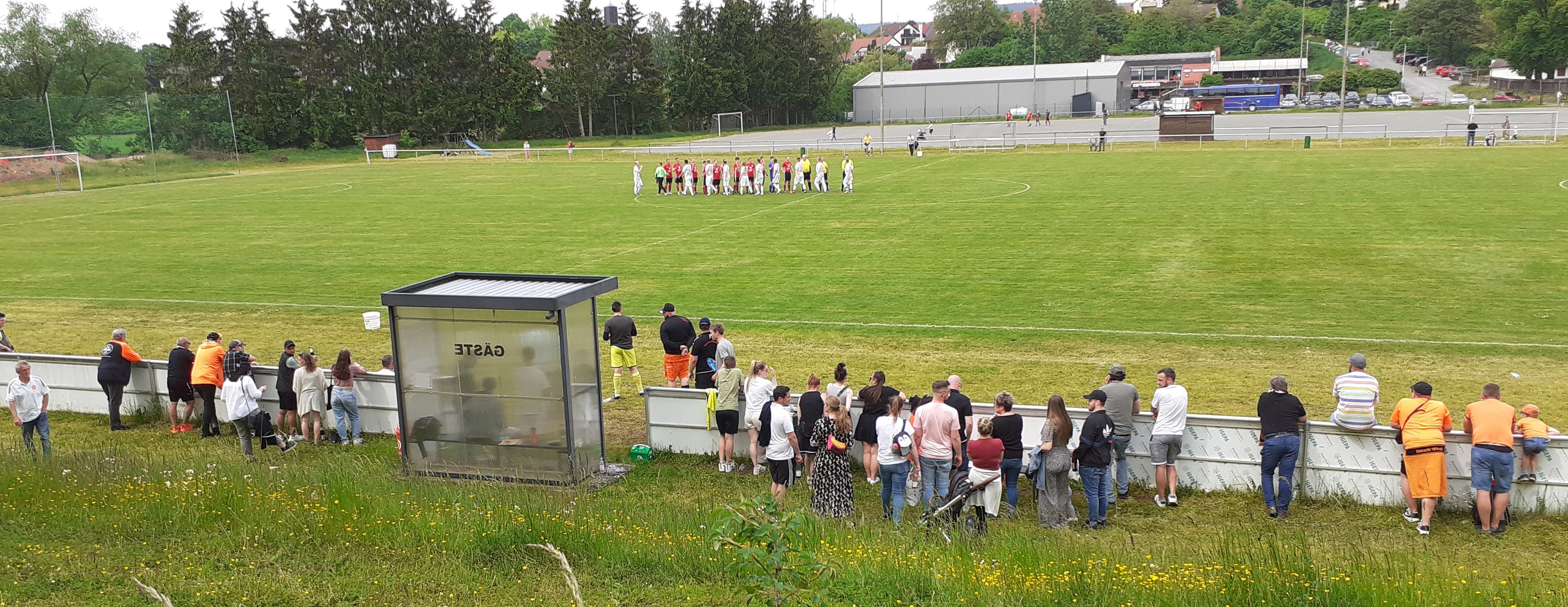 Anhänger des FC Eintracht Bayreuth kurz vor Anpfiff beim TSV 08 Kulmbach