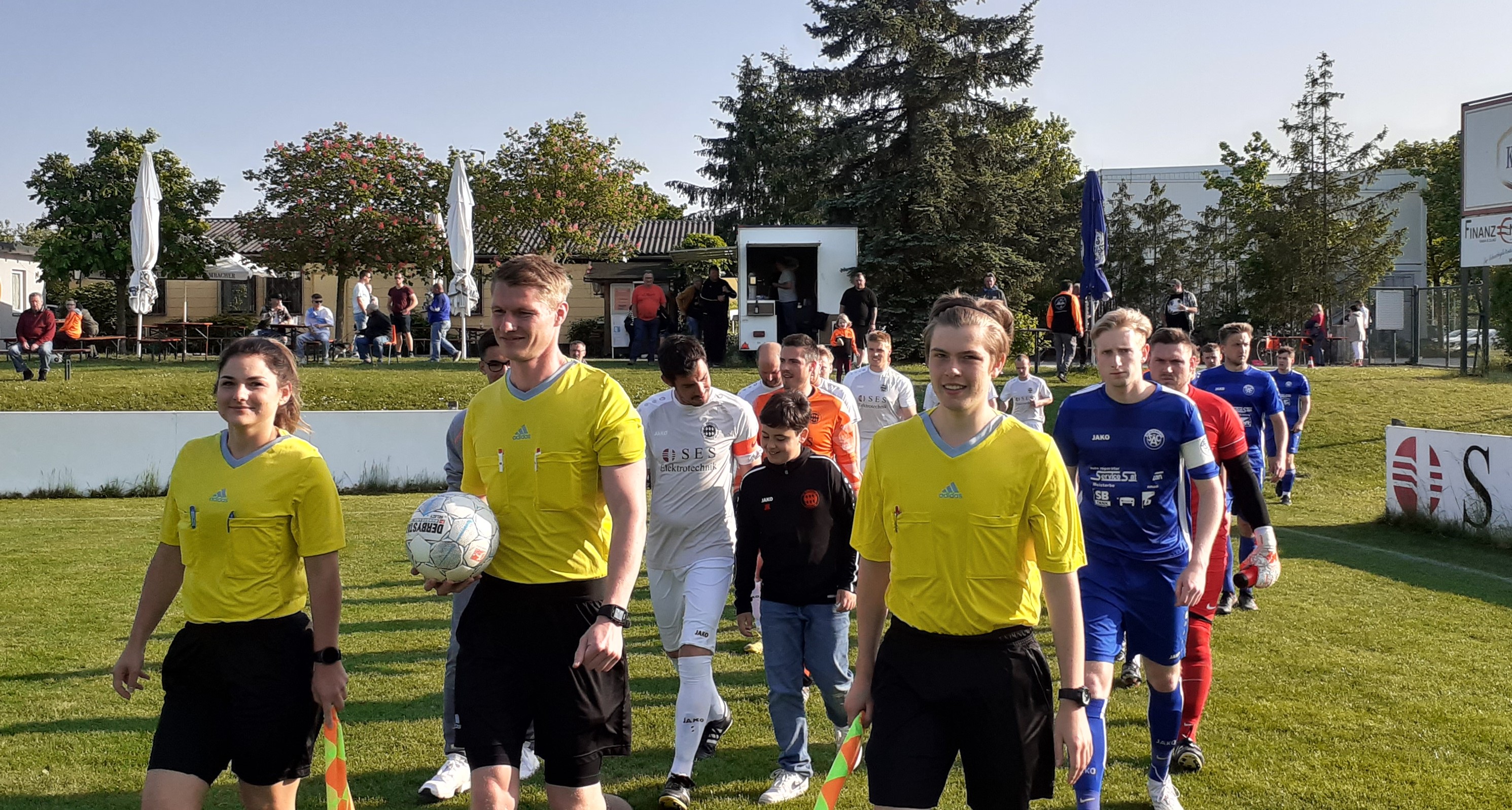 Dimitri Kossmann und Lars Schmidt führen ihre Teams beim Kreisliga-Finale auf den Rasen
