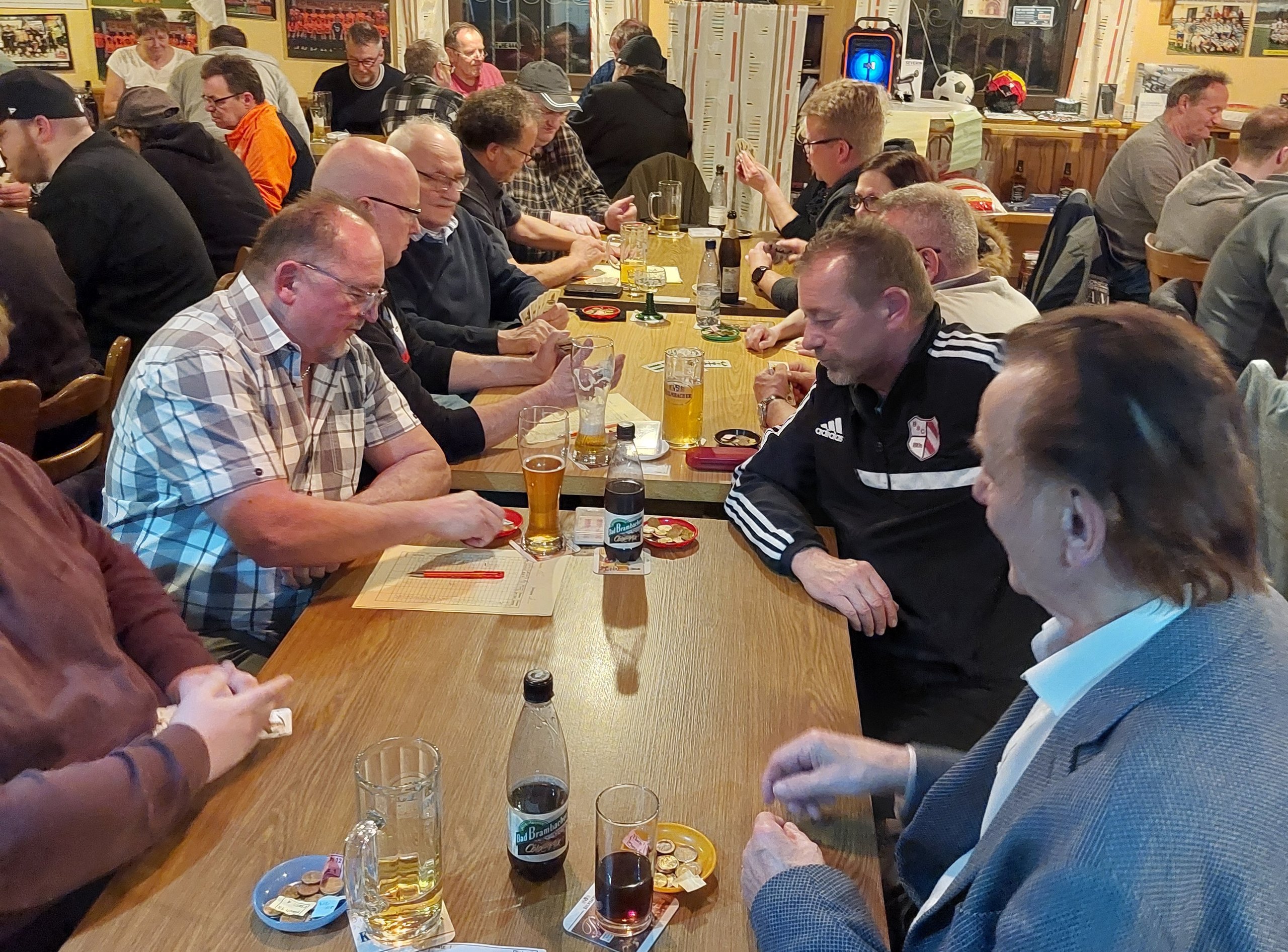 Volles Haus beim Preisschafkopf am Gründonnerstag 2024 im Sportheim der Eintracht