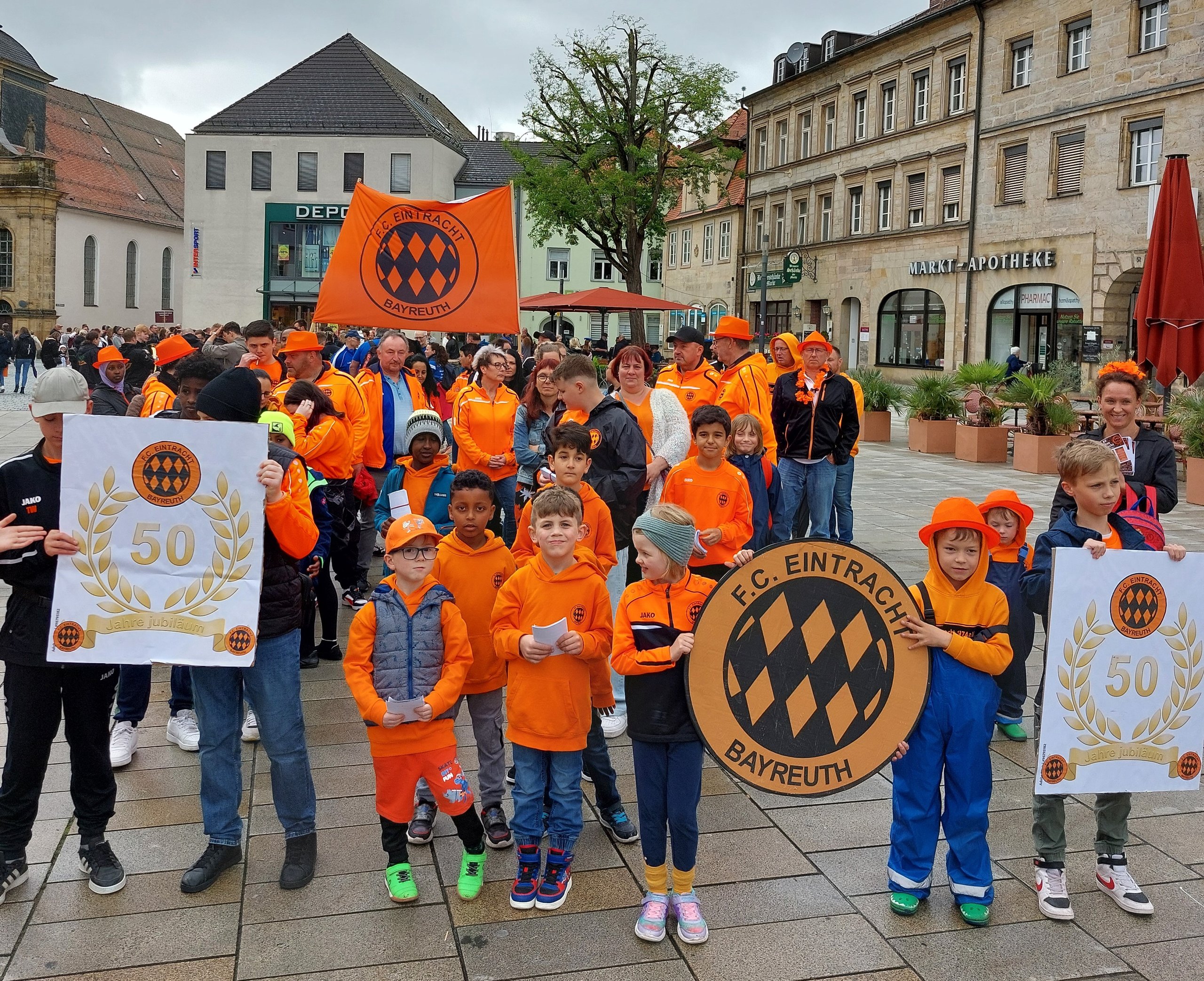 Der FC Eintracht Bayreuth beim Volksfestumzug 2024 unter dem Motto des 50-jährigen Jubiläums