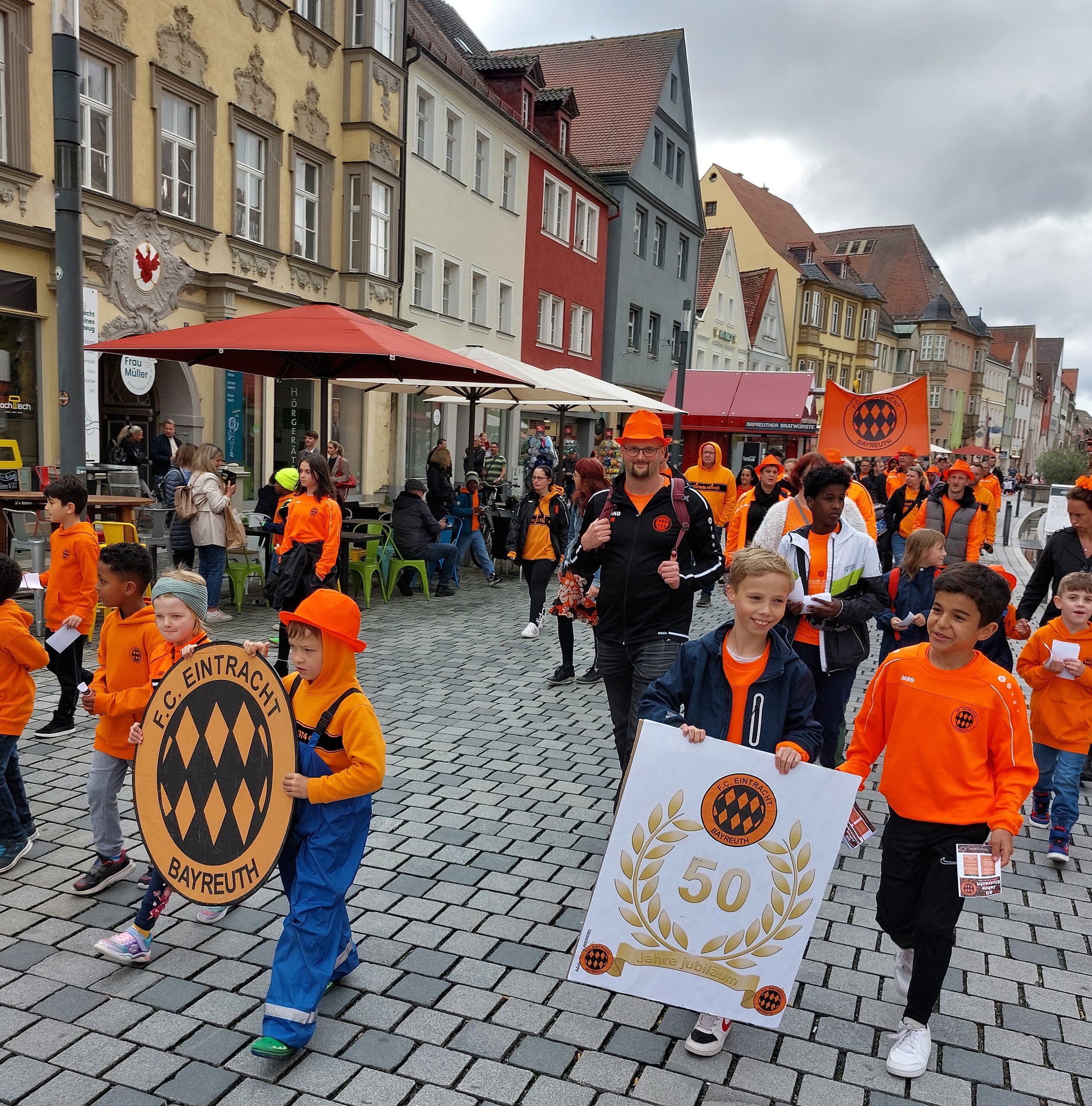 . . . und dann ging es los – direkt hinter uns die Ahorntaler Blaskapelle