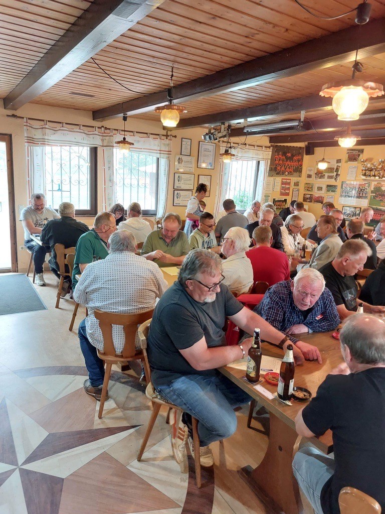 Kartenspiel beim Preisschafkopf der Eintracht Bayreuth