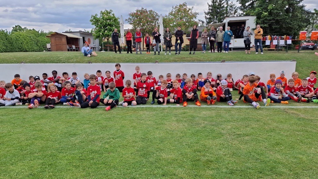 Kinder beim Training der Armin-Eck-Fußballschule auf der Oberen Röth