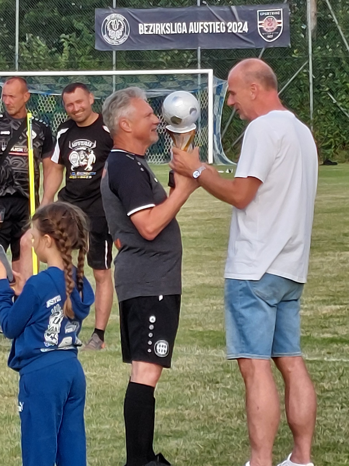 Martin Fraß vom Stadtsportverband überreicht den Pokal an Werner Zaulich