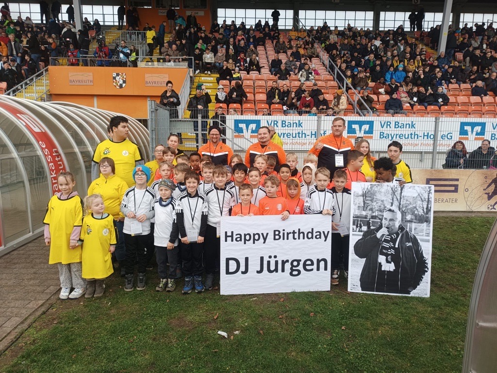 Gruppenfoto der Einlaufkinder zum Gedenken an DJ Jürgen